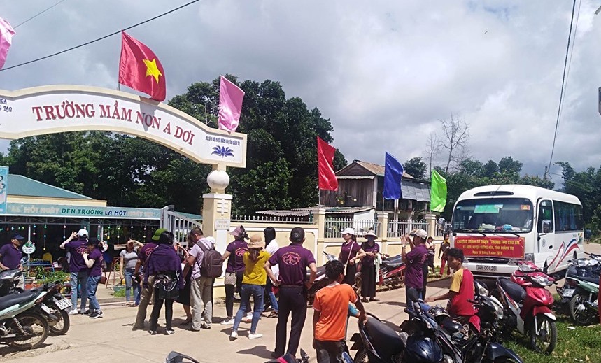“Trăng[-]cười”[-]-[-]món[-]quà[-]Trung[-]Thu[-]đặc[-]biệt[-]cho[-]các[-]em[-]khó[-]khăn[-]ở[-]Quảng[-]Trị